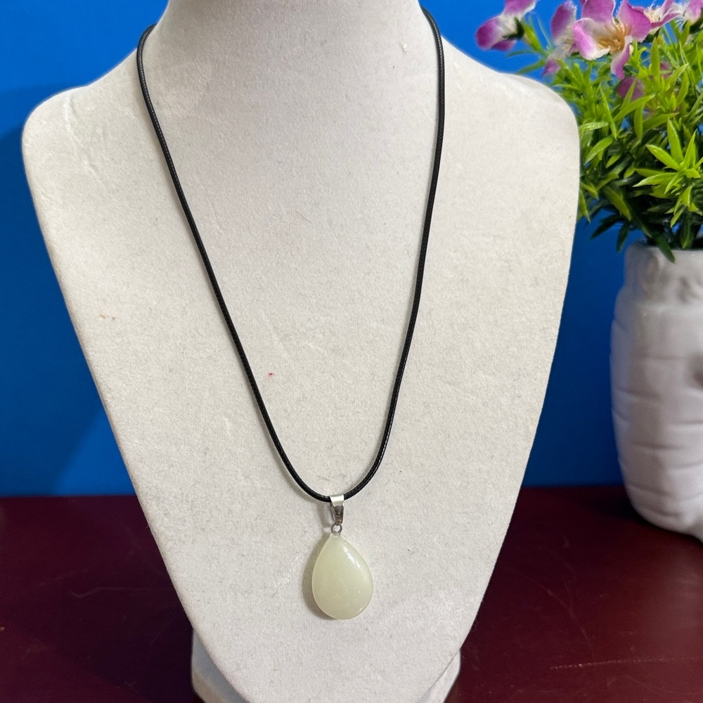 Chic Natural Crystal Cream Teardrop Pendant Necklace